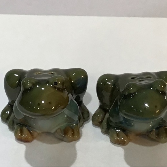 Adorable Frog Salt & Pepper set EUC - Picture 3 of 7